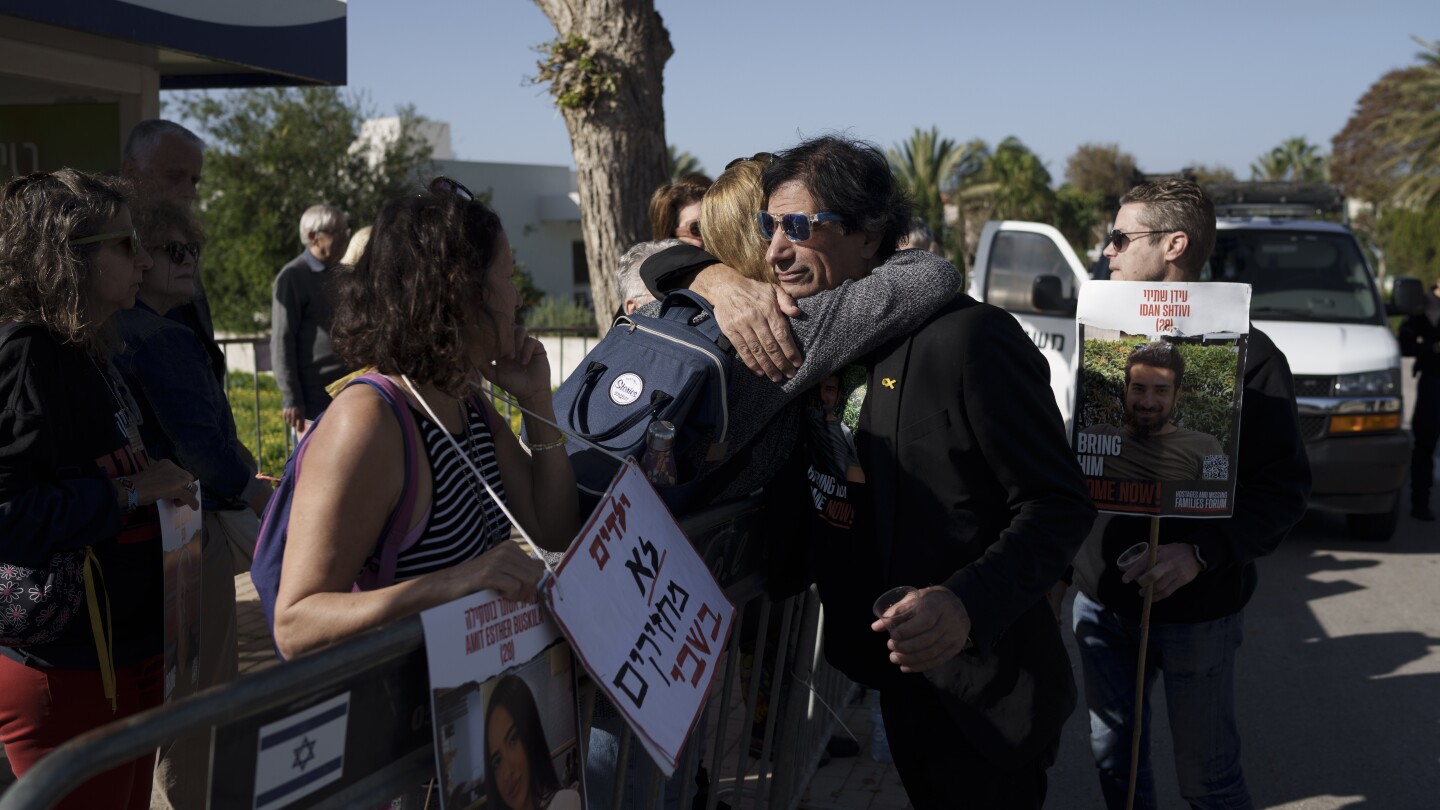 Israel-Hamas war: Hostage families protest outside Netanyahu’s home | AP News