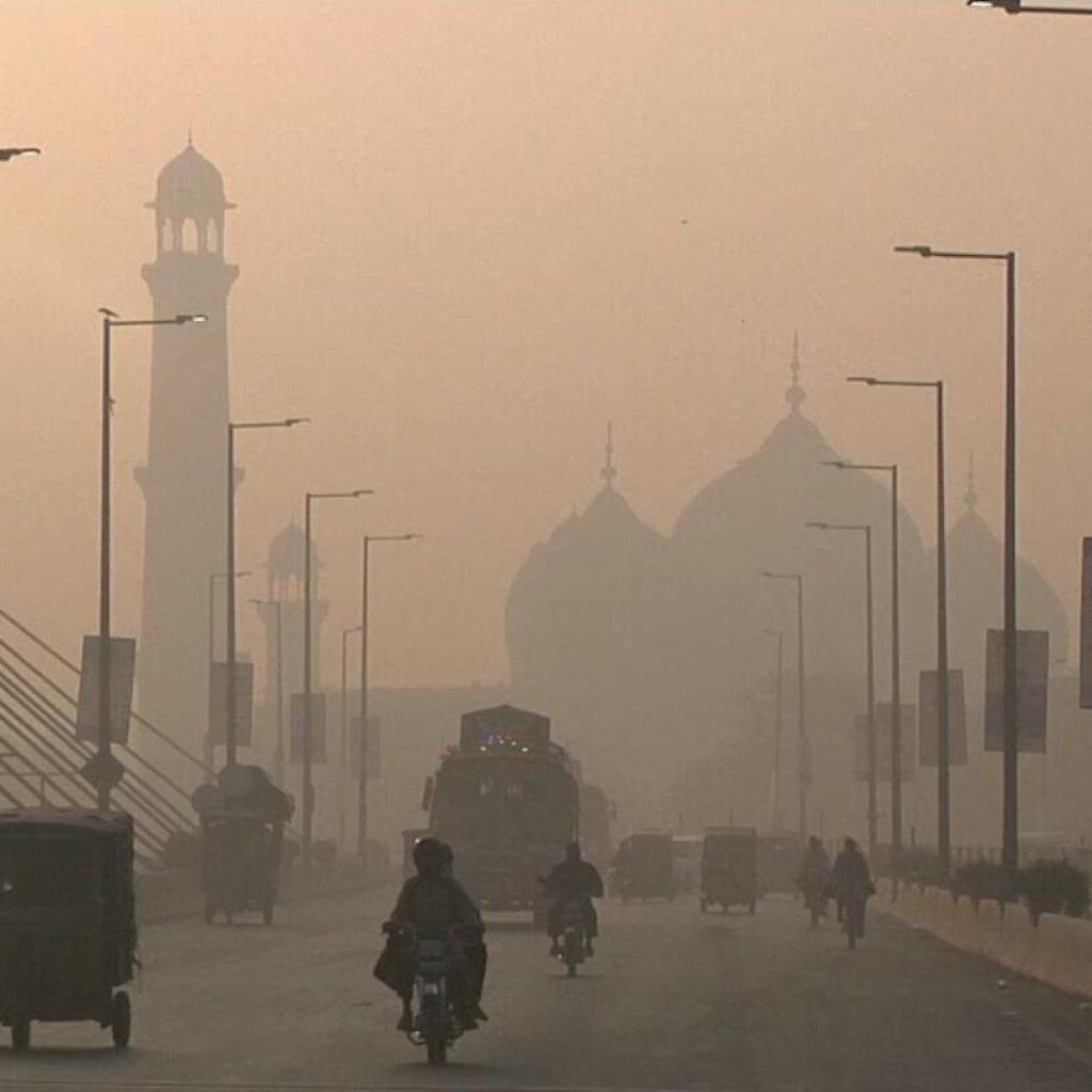 Pakistan’s Lahore is blanketed by thick smog | AP News