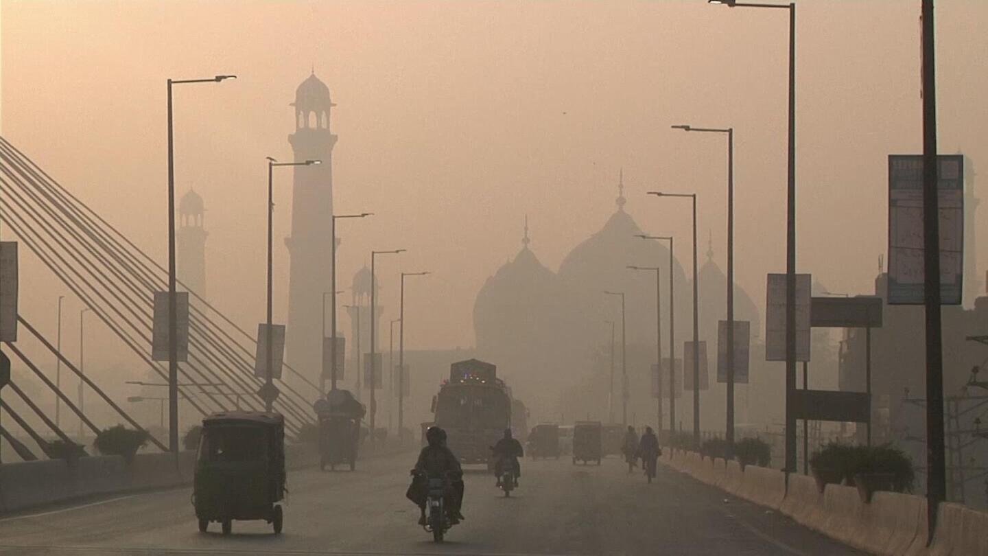 Pakistan’s Lahore is blanketed by thick smog | AP News