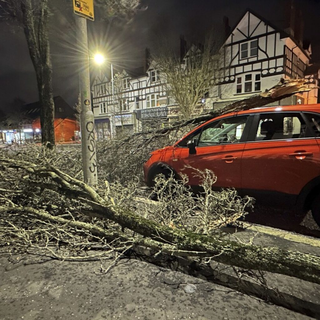 Storm Isha batters UK and Ireland and leaves thousands without power | AP News