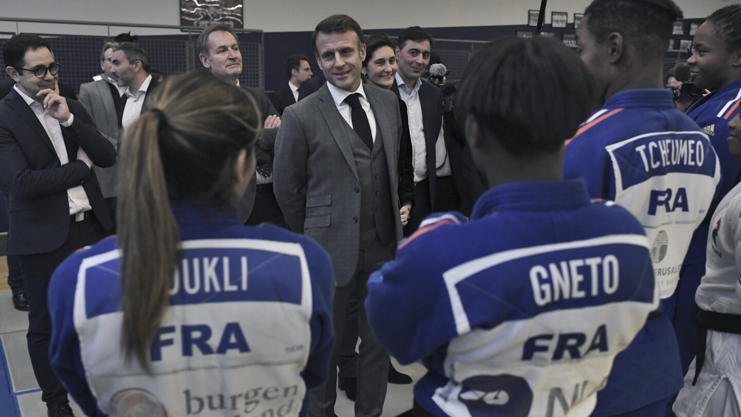 France’s president seeks a top-5 medal ranking for his country at the Paris Olympics | AP News