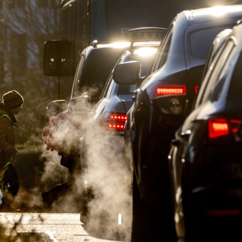 EU’s zero-emission goal remains elusive as new report says cars emit same CO2 levels as 12 years ago | AP News