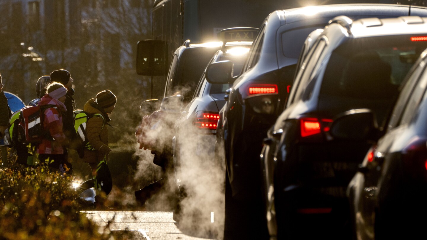 EU’s zero-emission goal remains elusive as new report says cars emit same CO2 levels as 12 years ago | AP News