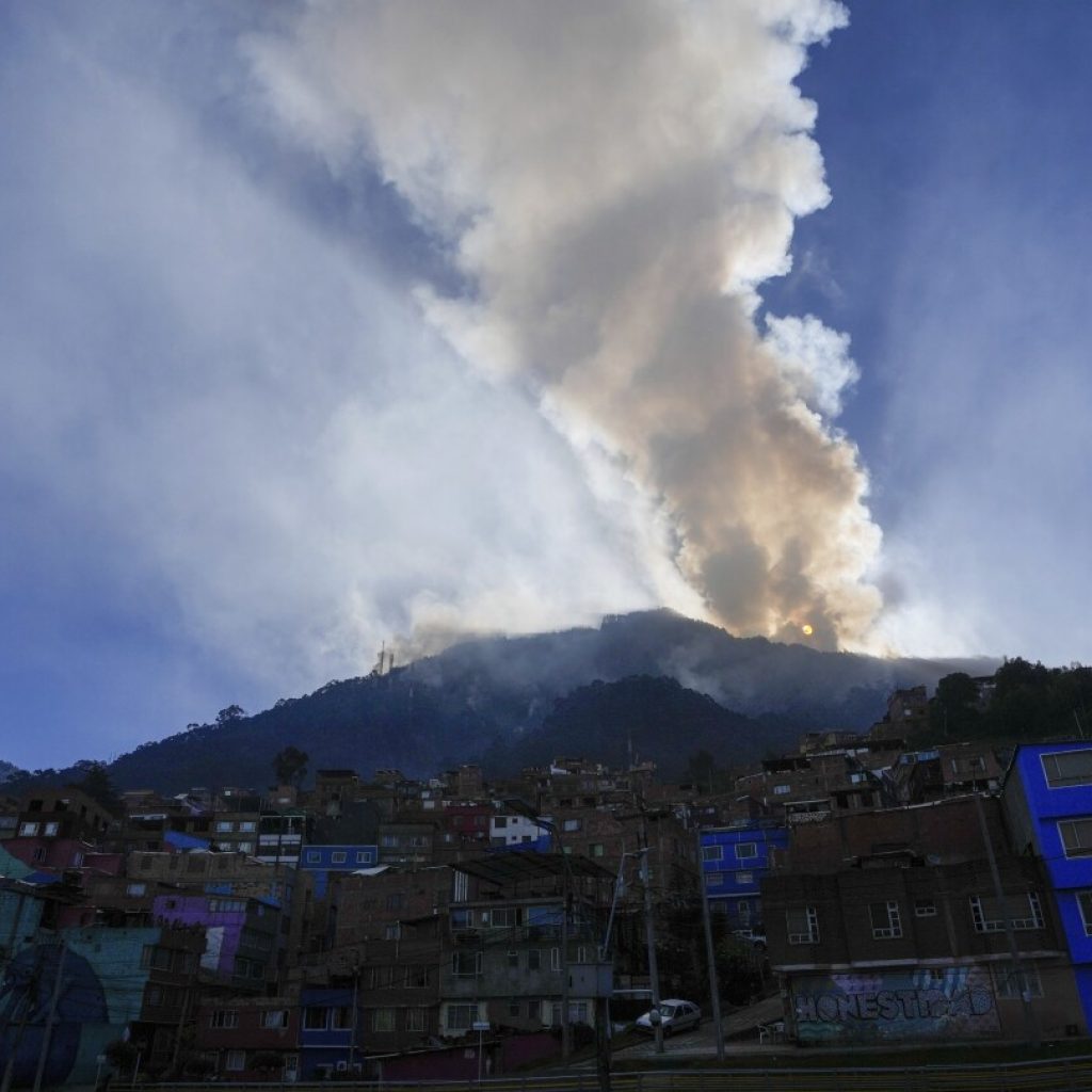 Colombia declares a disaster because of wildfires and asks for international help | AP News