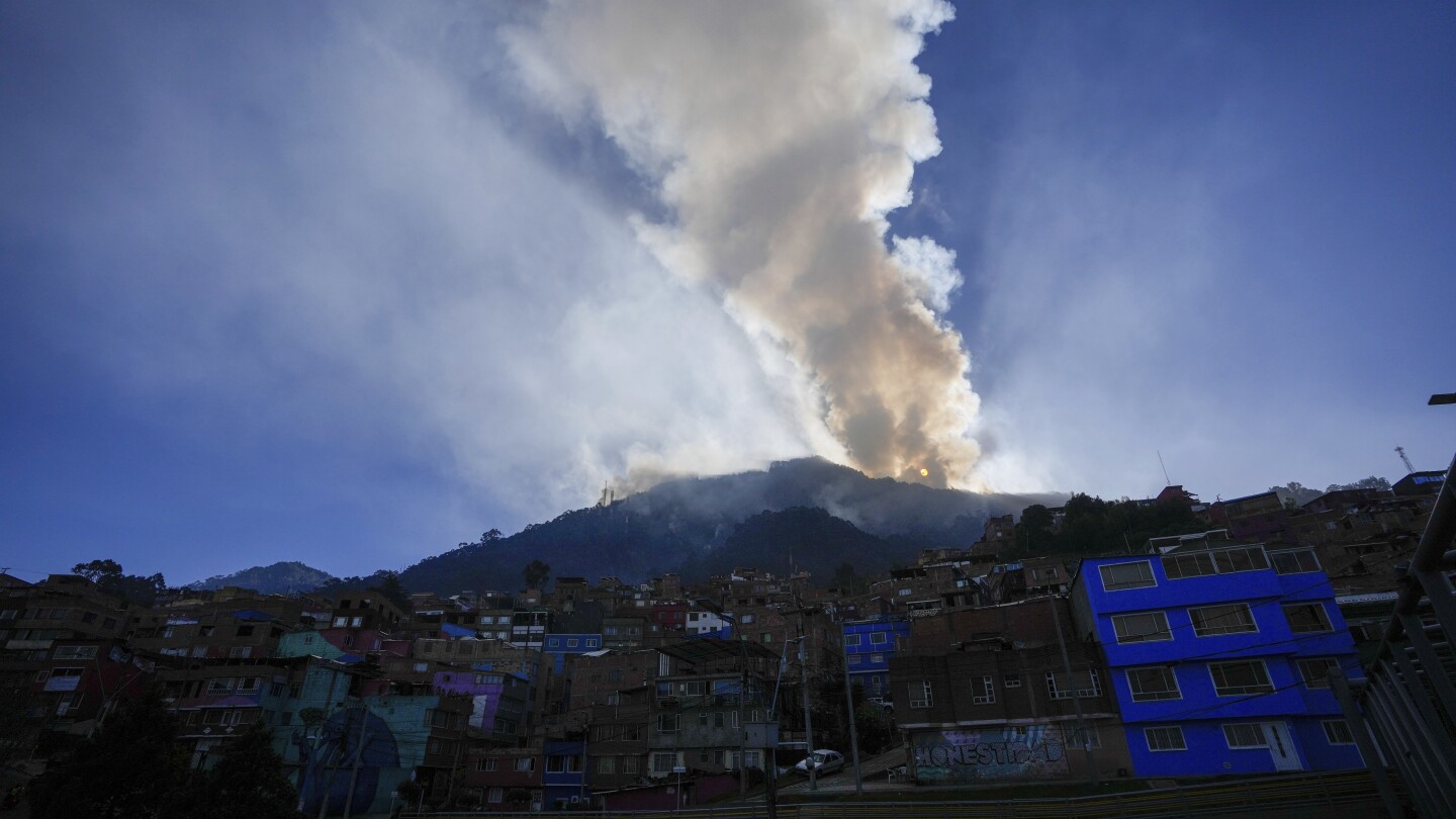 Colombia declares a disaster because of wildfires and asks for international help | AP News