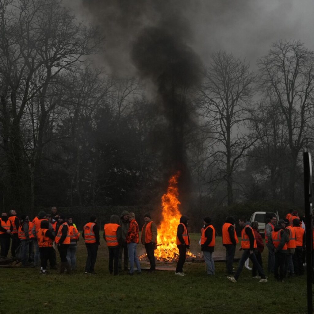 Protesting farmers heap pressure on new French prime minister ahead of hotly anticipated measures | AP News