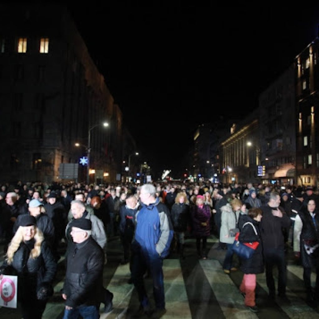 Učesnici protesta Srbija protiv nasilja ispred RTS-a, zvižduci za rad tog medijskog servisa