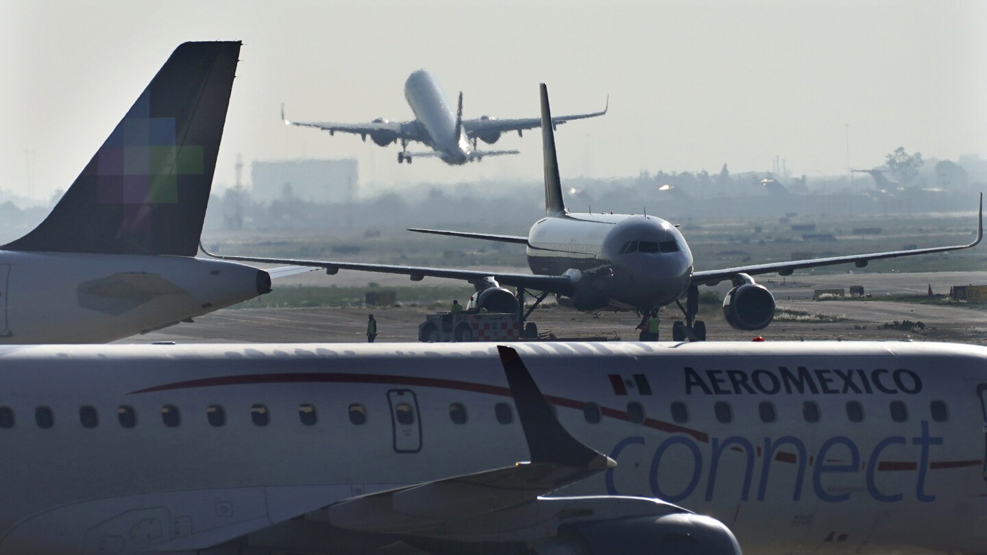 Other passengers support man who opened emergency exit and walked on plane’s wing in Mexico airport | AP News