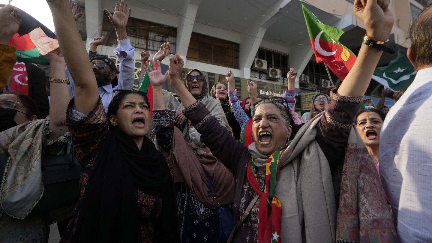 Pakistani police use tear gas to disperse pre-election rally by supporters of former leader Khan | AP News