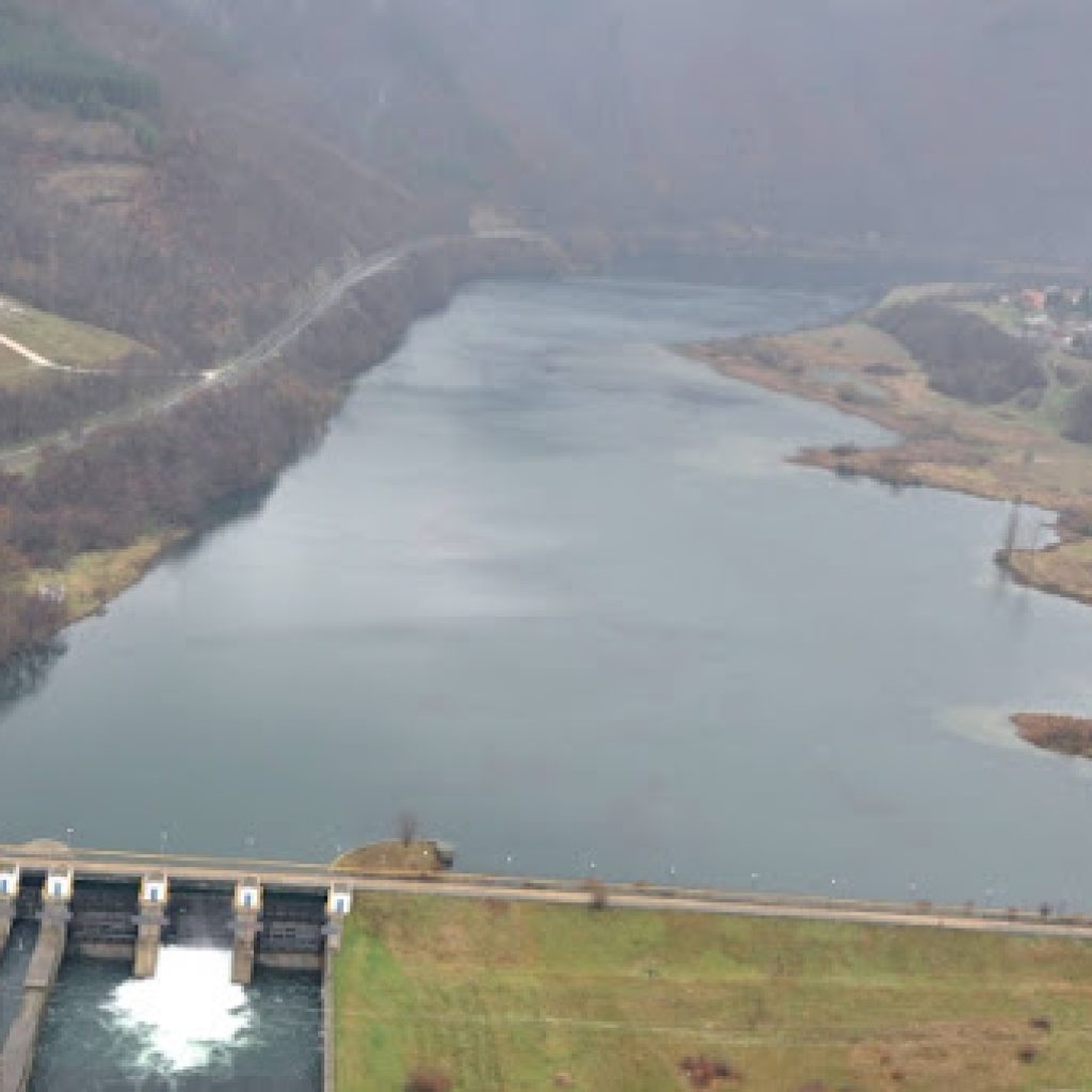 Katamaran počinje da sakuplja otpad s jezera Gazivode