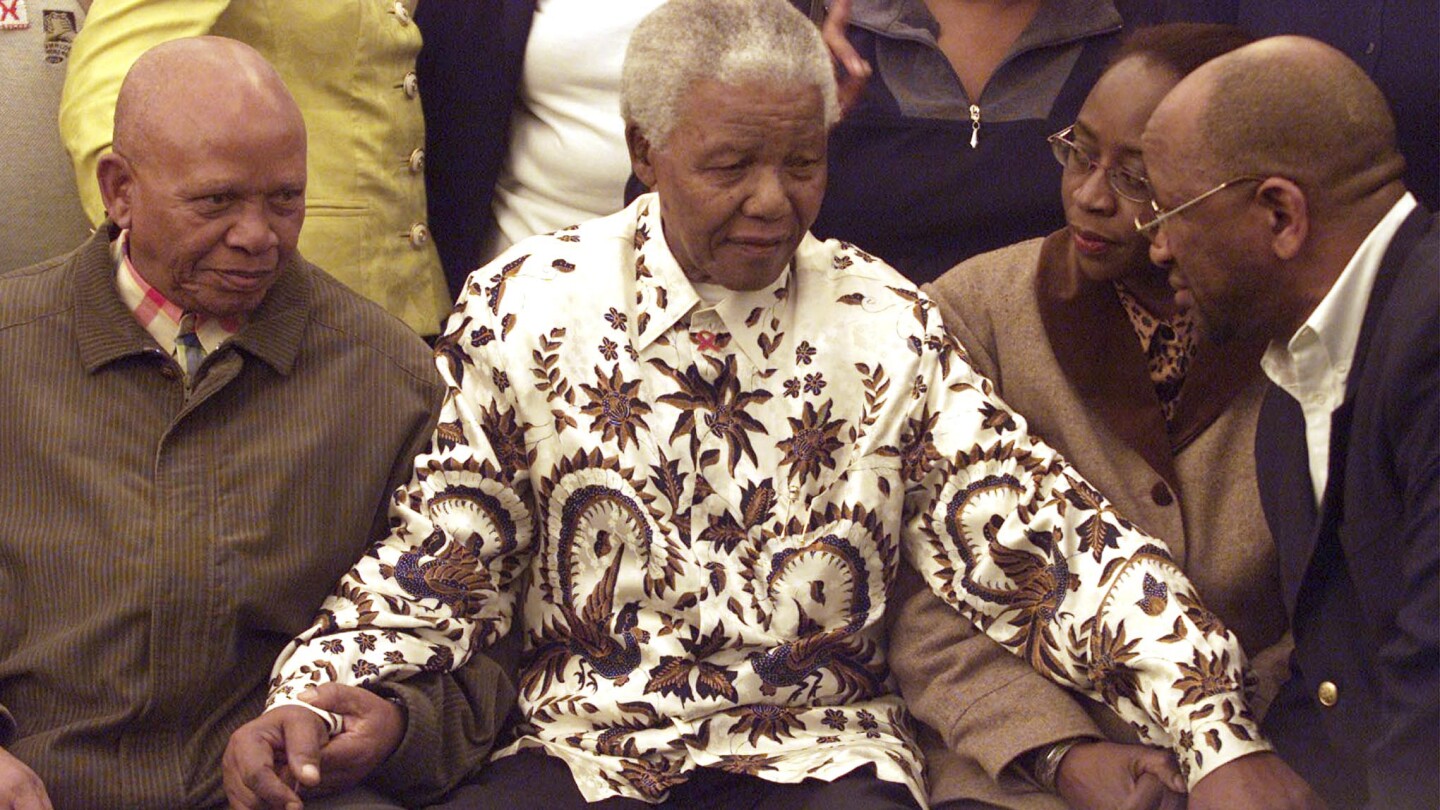 An auction of Nelson Mandela’s possessions is suspended as South Africa fights to keep them | AP News