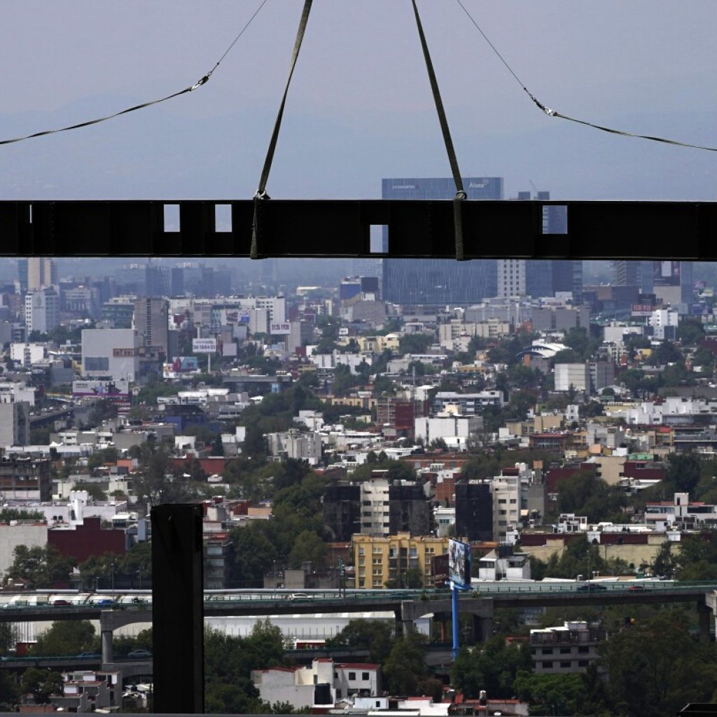 Mexico’s economy ekes out 0.1% expansion in 4th quarter, posts growth of 3.1% for 2023 | AP News