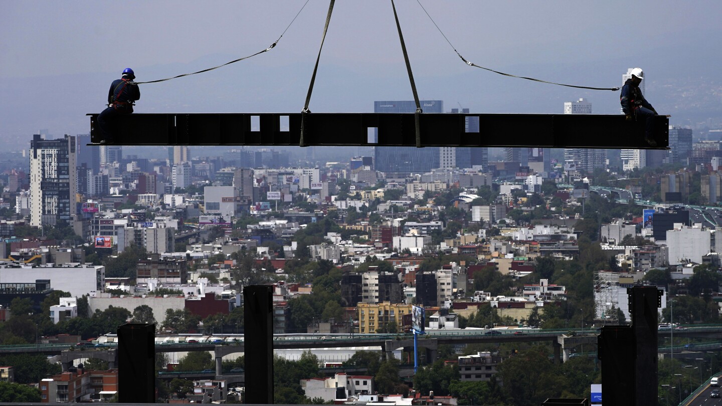 Mexico’s economy ekes out 0.1% expansion in 4th quarter, posts growth of 3.1% for 2023 | AP News