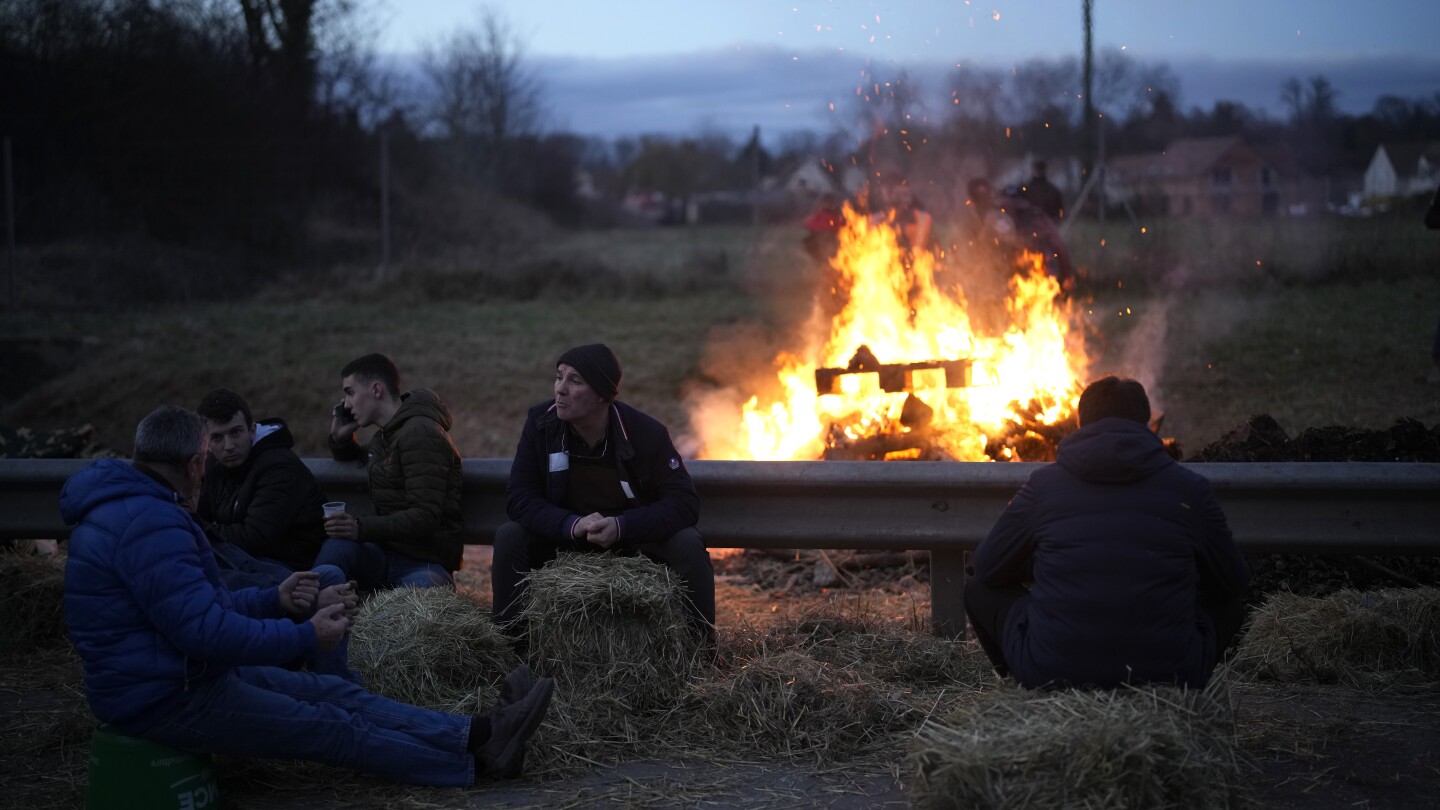 Protesting farmers have France’s government in a bind | AP News