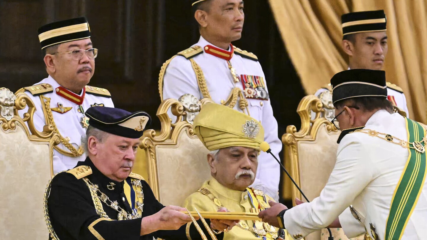 Billionaire Sultan Ibrahim sworn in as Malaysia’s 17th king under rotating monarchy system | AP News