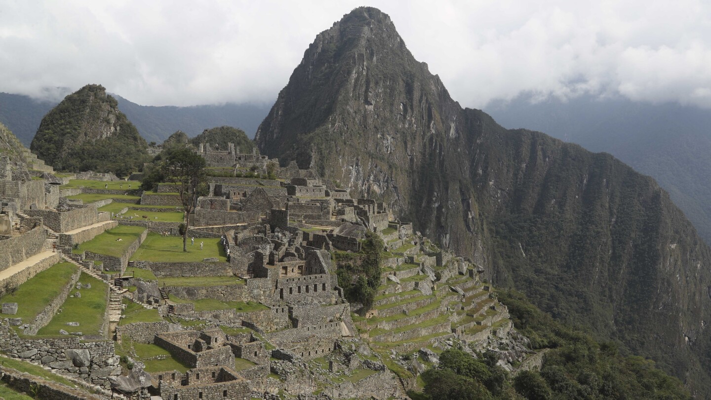 Peru gives in to protesters in Machu Picchu and rescinds ticket sales contract with private firm | AP News