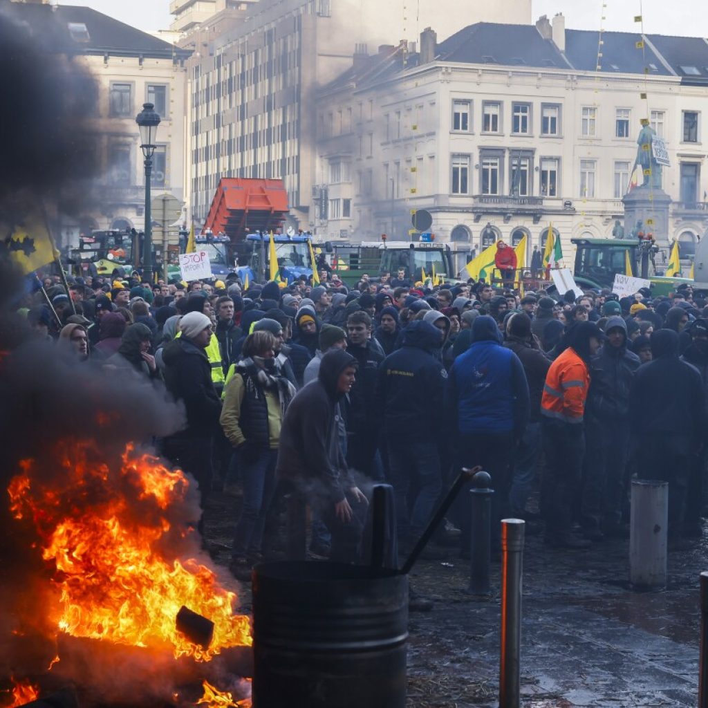 Angry European farmers on roaring tractors head to EU HQ | AP News