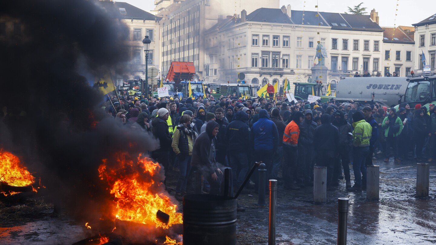 Angry European farmers on roaring tractors head to EU HQ | AP News