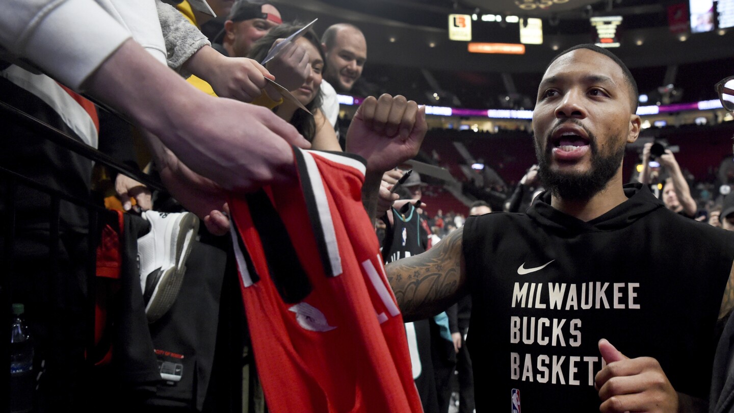 Damian Lillard gets a standing ovation in return to Portland | AP News