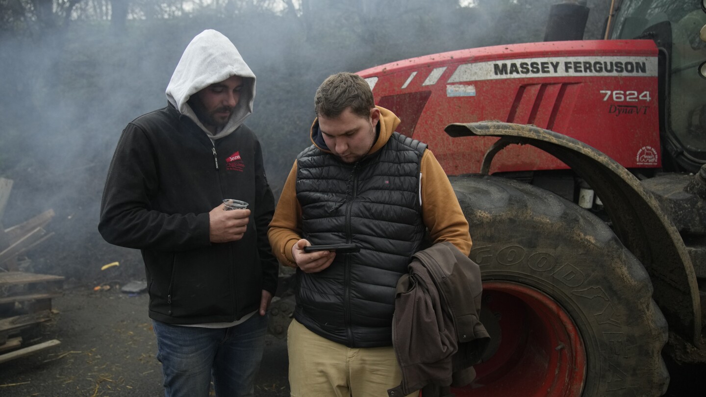 France’s 2 key farmers unions decide to lift road blocks | AP News