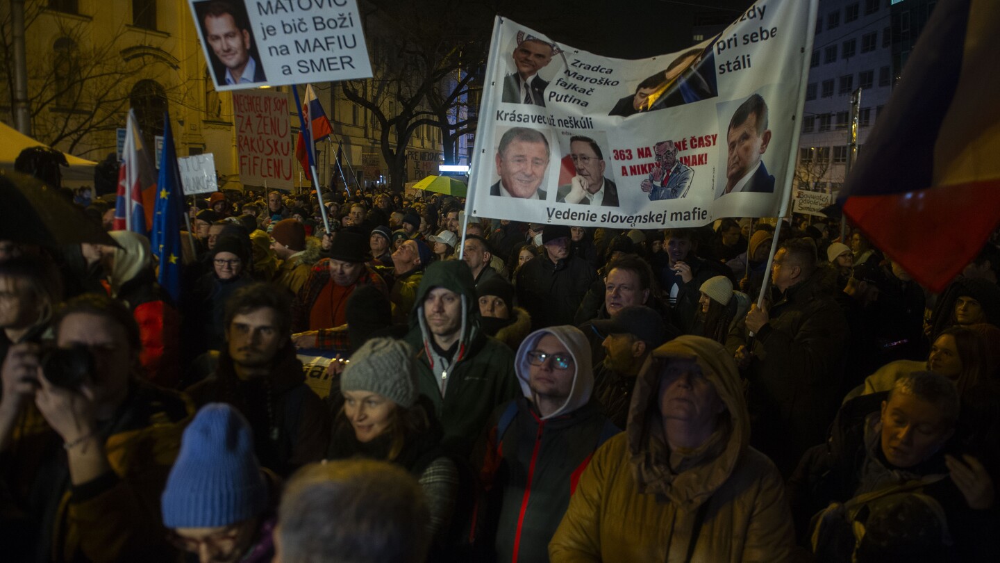 Thousands rally in Slovakia against government’s plan to close the special prosecutor’s office | AP News