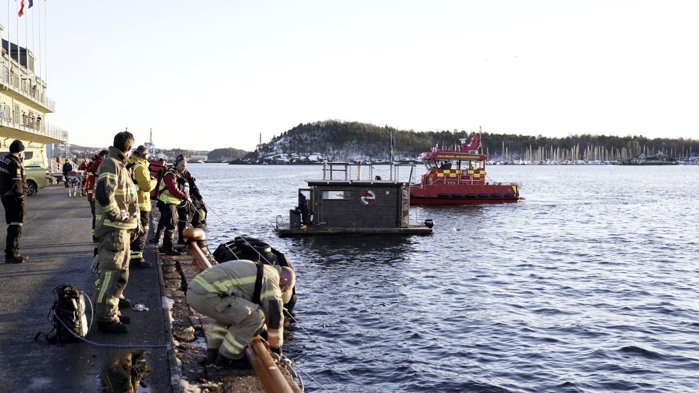 Sauna patrons dressed only in towels pull 2 from a car that plunged into a Norwegian fjord | AP News