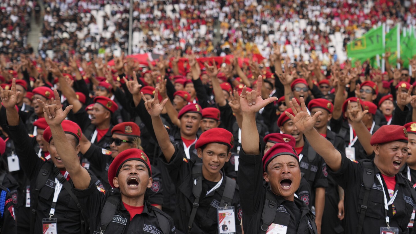 Indonesians flock to presidential campaign rallies as criticism against the government mounts | AP News