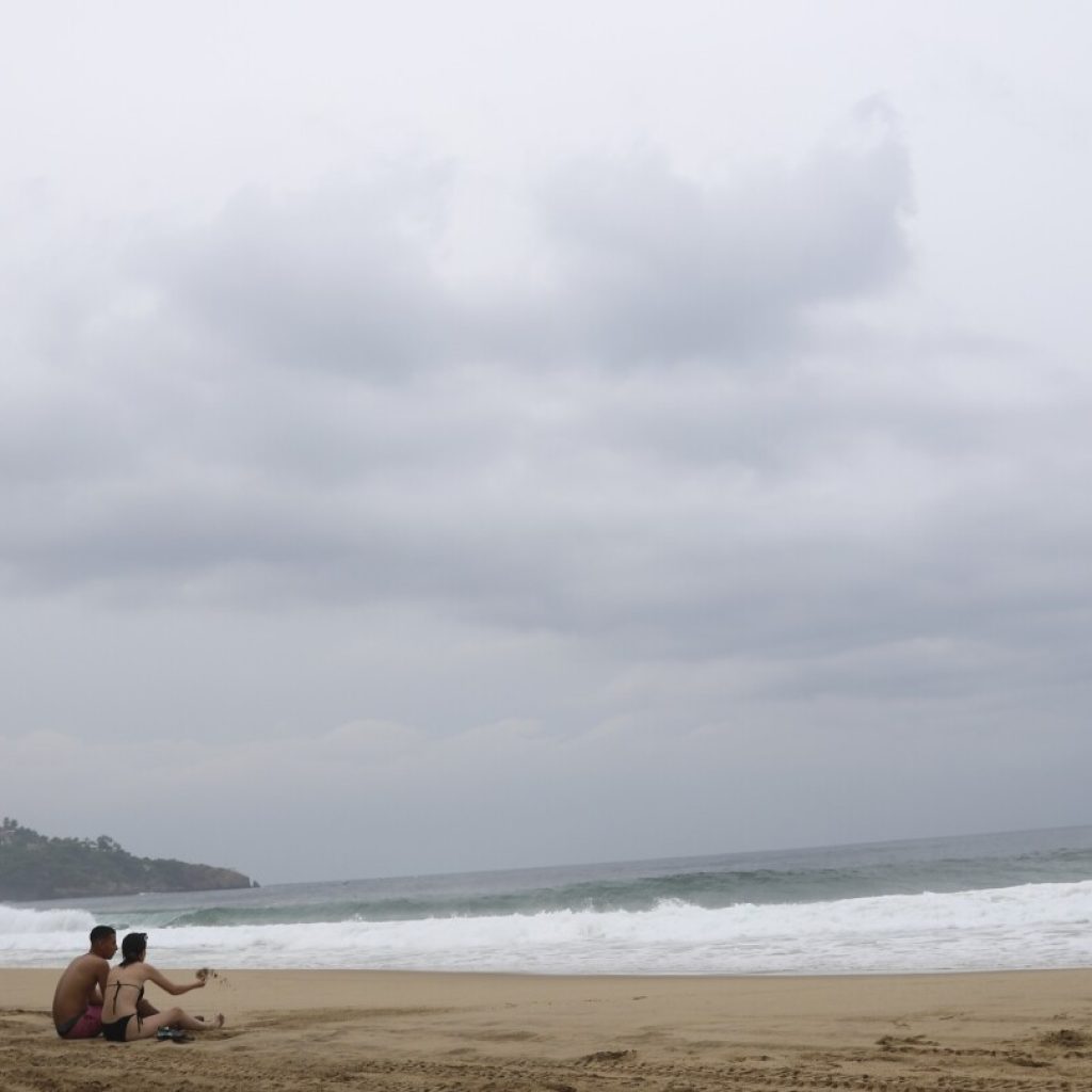 Mexican police hit the beaches after killings in Acapulco, as cartels recruit youths on social media | AP News