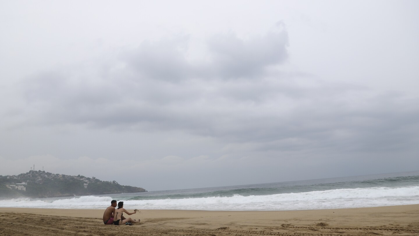 Mexican police hit the beaches after killings in Acapulco, as cartels recruit youths on social media | AP News