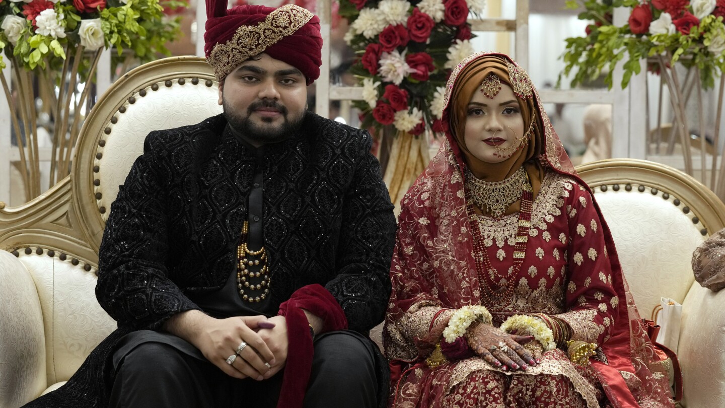 Pakistan’s wedding season heats up in cool weather | AP News