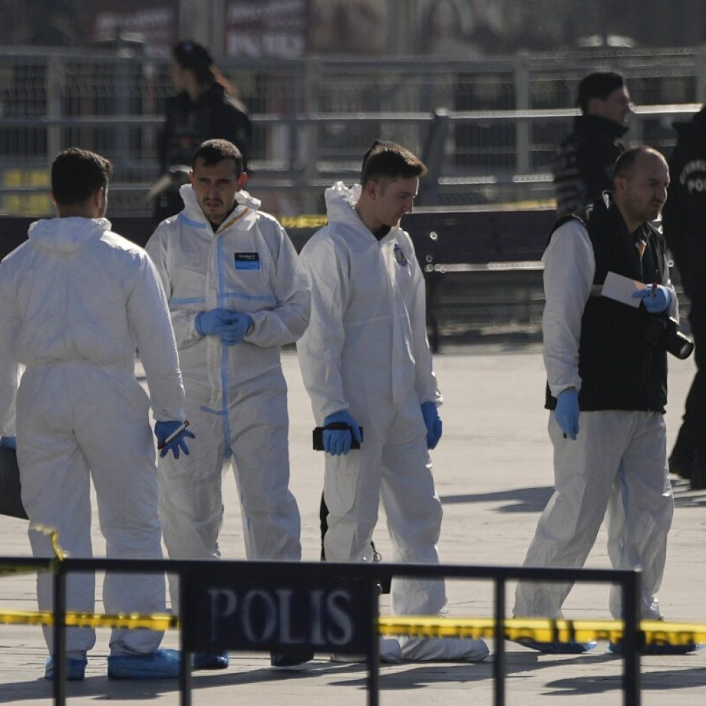 1 person killed and 2 assailants shot dead during an attack on a Turkish courthouse