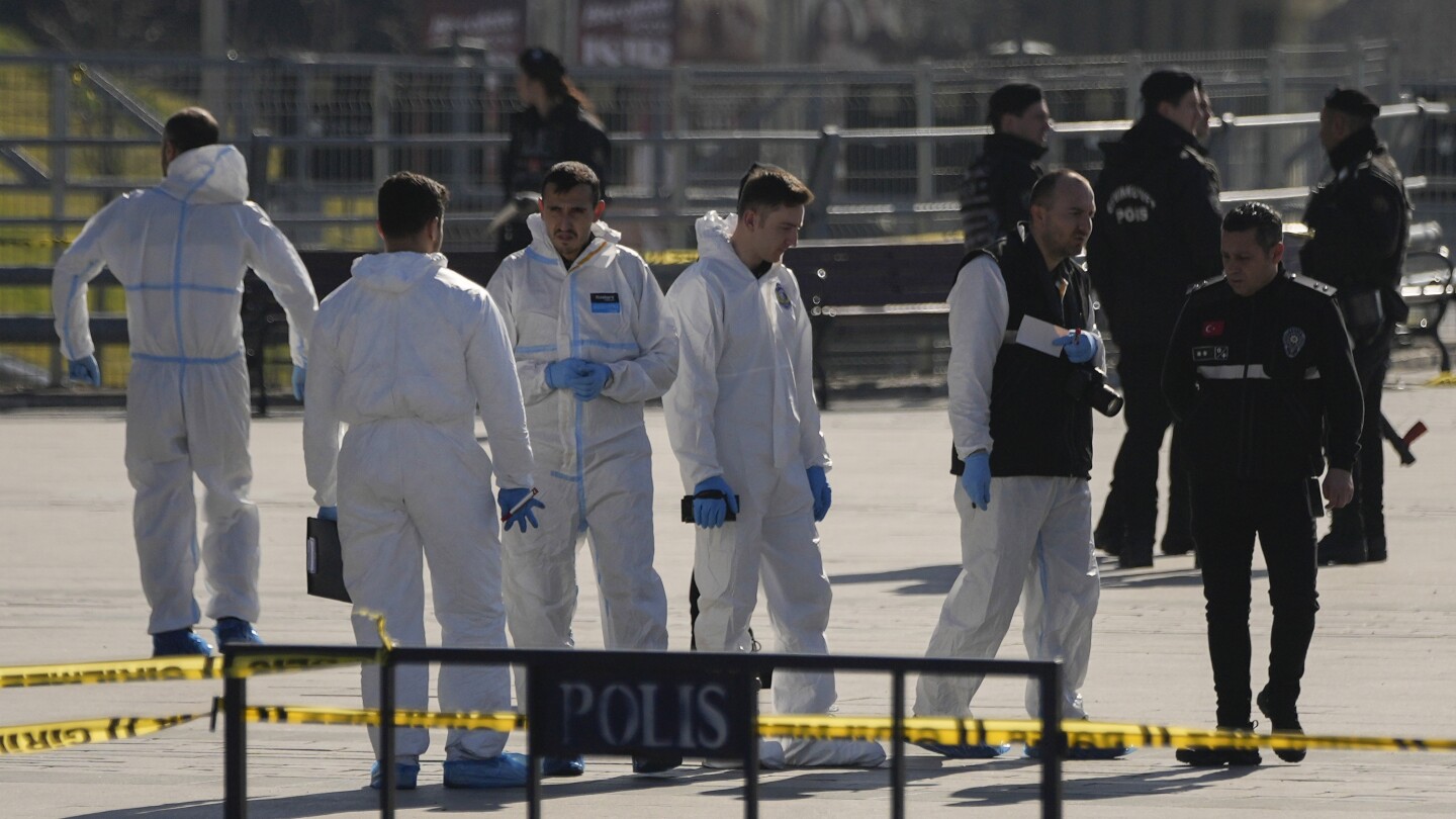 1 person killed and 2 assailants shot dead during an attack on a Turkish courthouse