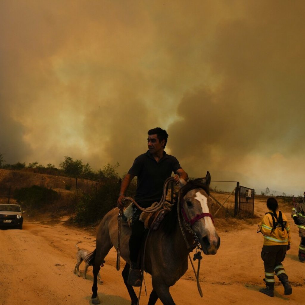 AP PHOTOS: Deadly blazes in central Chile leave scenes of devastation