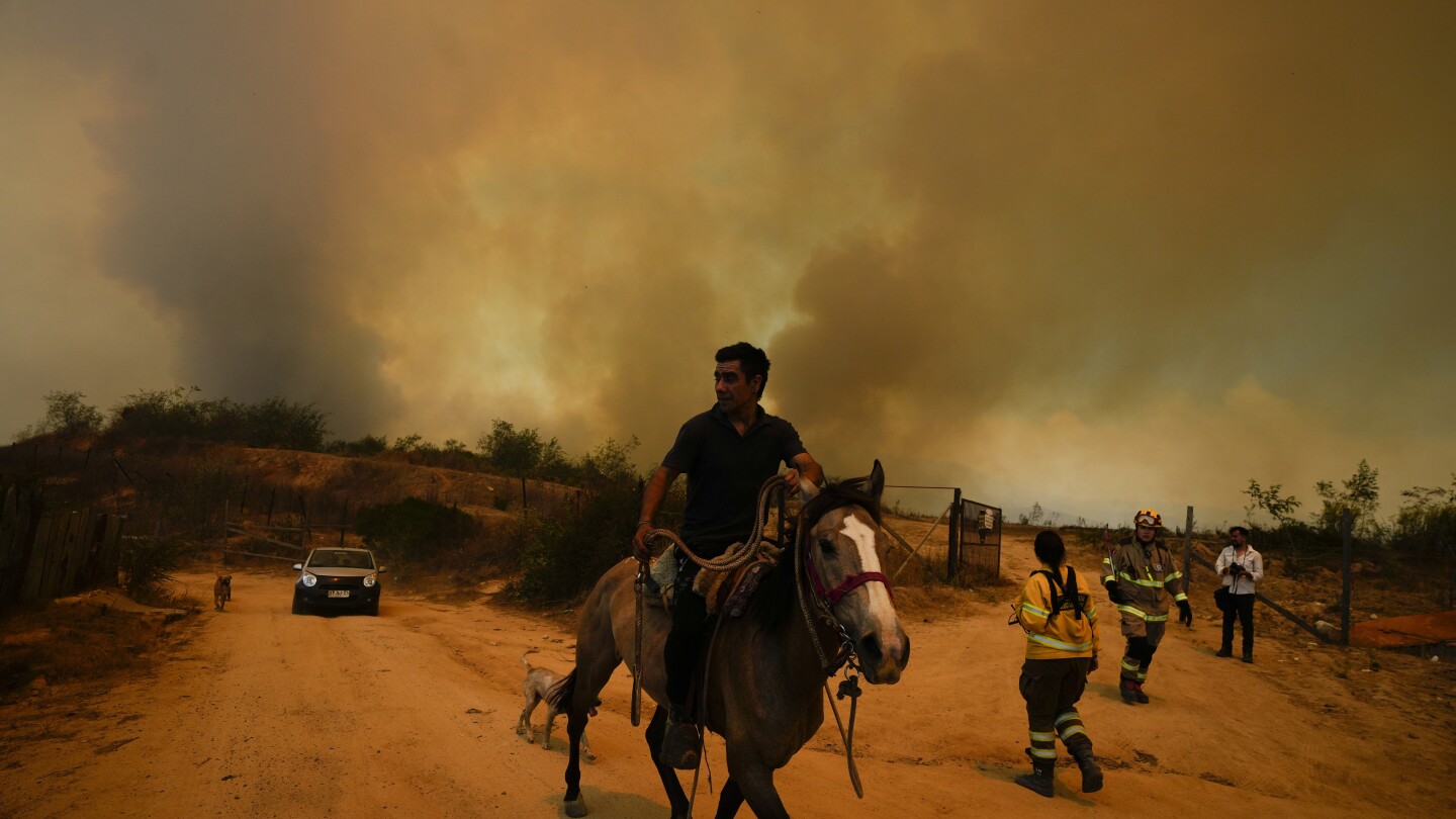 AP PHOTOS: Deadly blazes in central Chile leave scenes of devastation