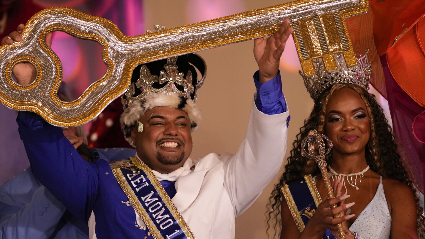 Never mind the mess, Carnival kicks off in Rio de Janeiro with coronation of King Momo