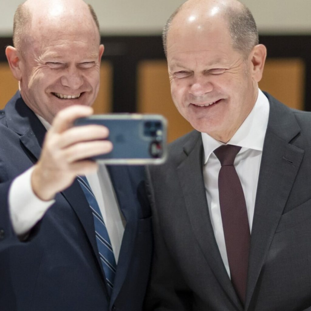 US Sen. Coons and German Chancellor Scholz see double at Washington meeting