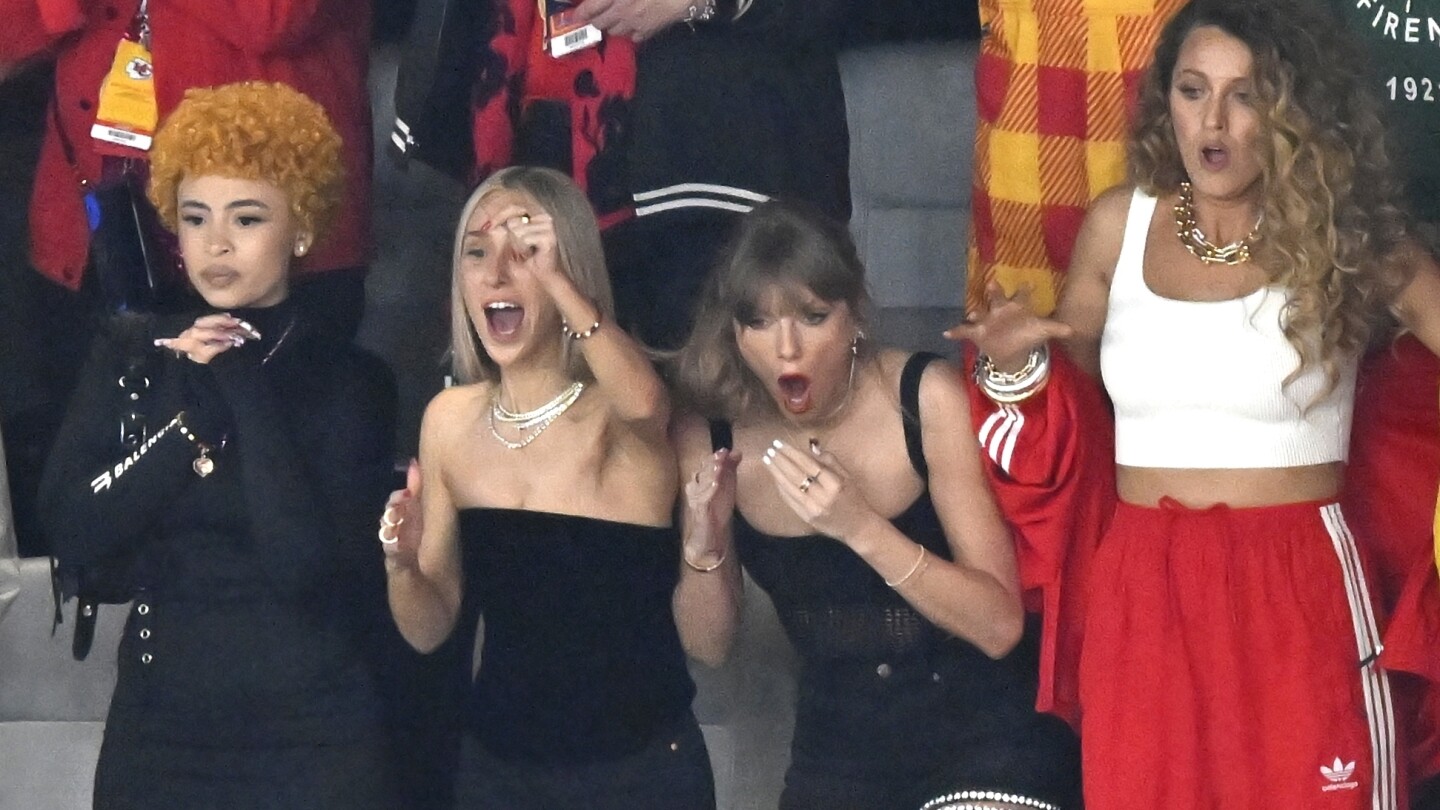 Taylor Swift cheering at Super Bowl as she watches Travis Kelce and the Chiefs play the 49ers