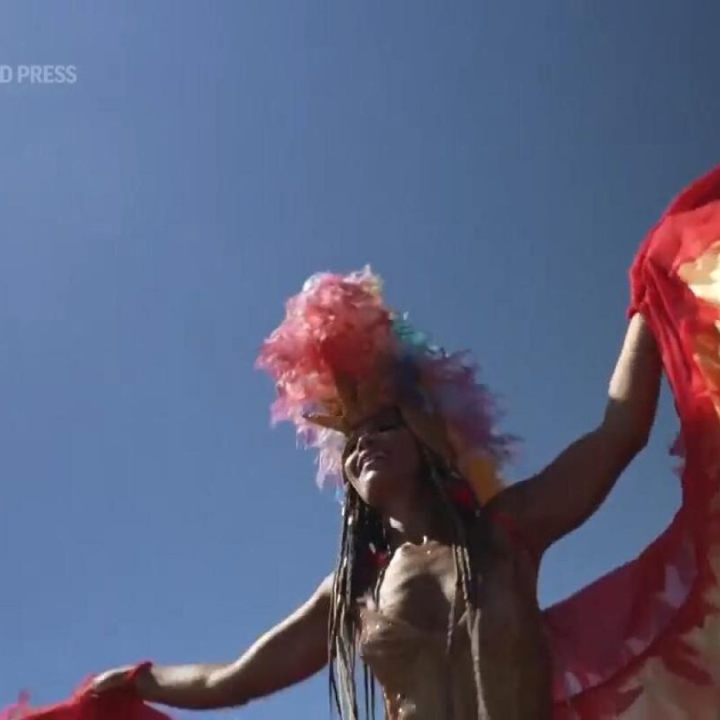 Stilt artist brightens Rio’s street carnival | AP News