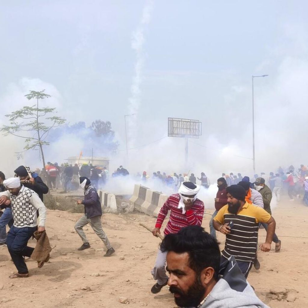 Police use tear gas against Indian farmers marching to New Delhi to demand guaranteed crop prices | AP News