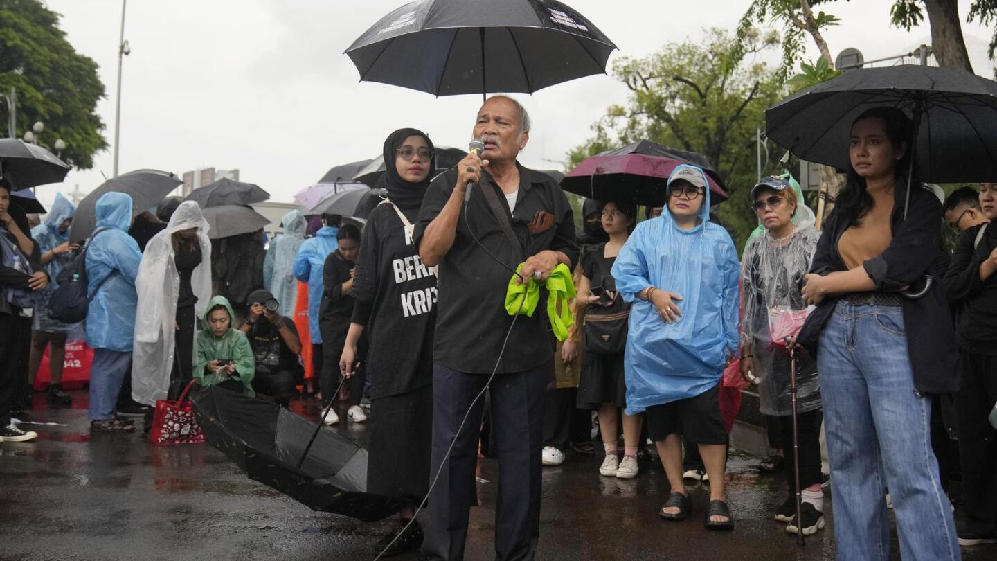 Families of missing Indonesian activists protest | AP News