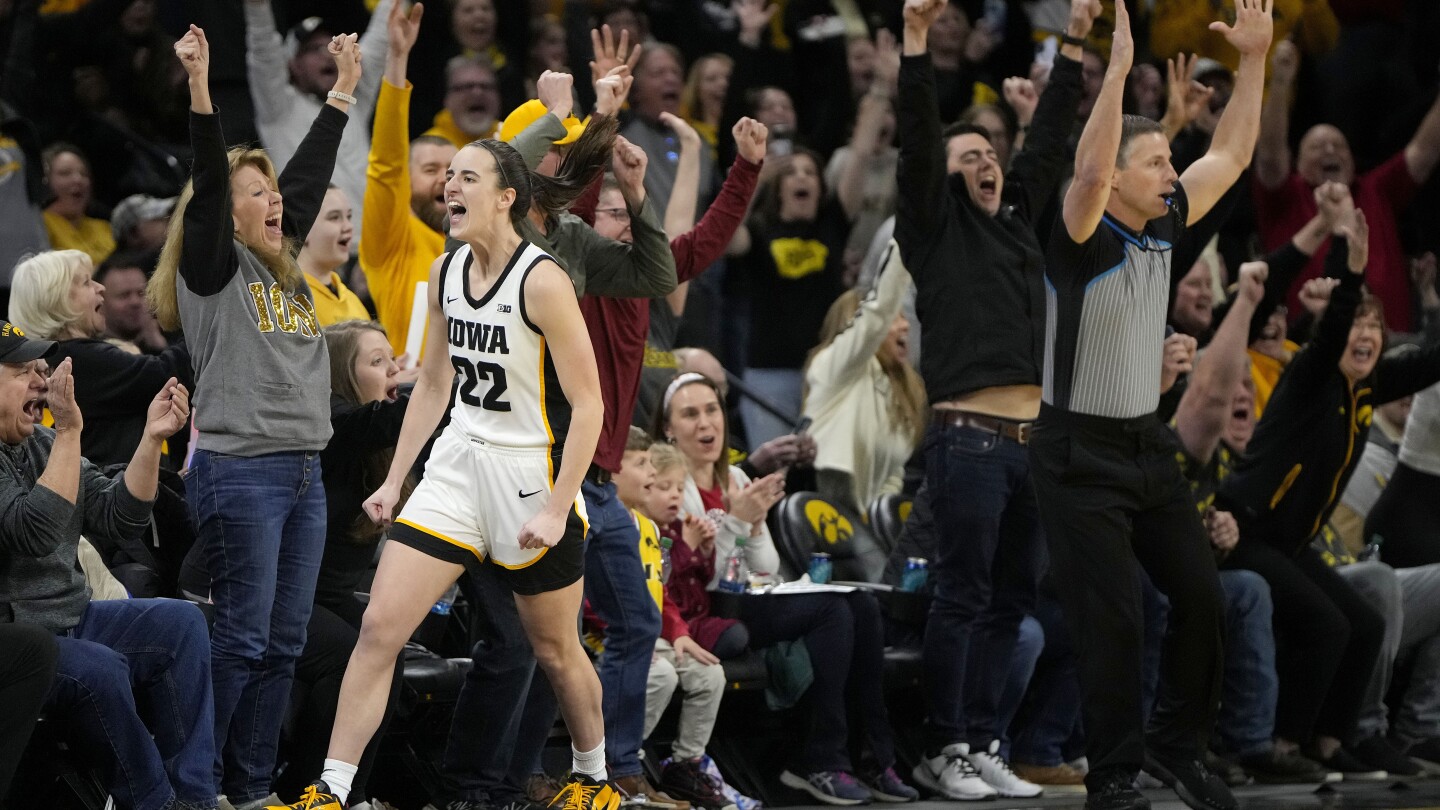 Caitlin Clark of Iowa breaks NCAA women’s career scoring record with 35-foot 3-pointer