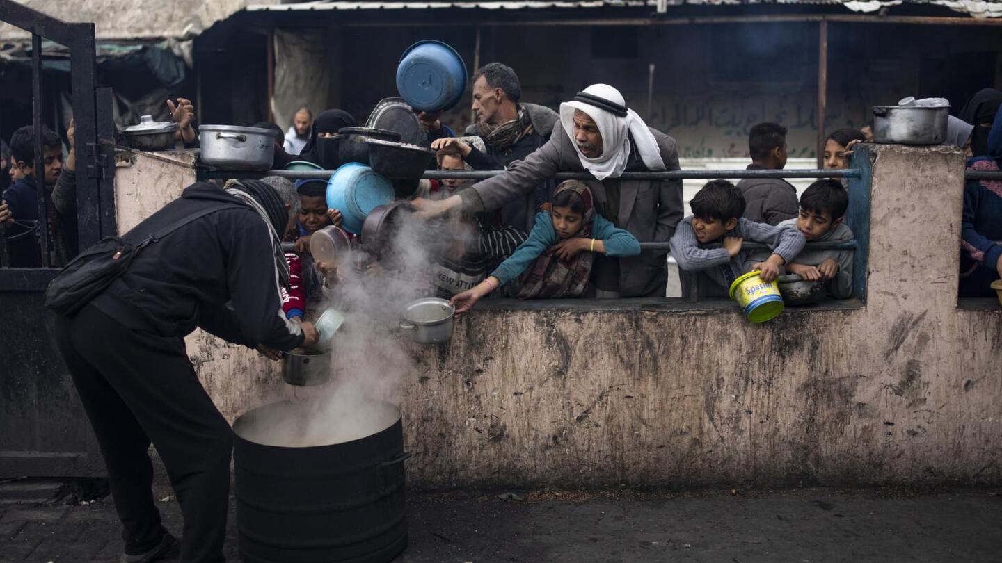 Charities cook for large numbers of displaced people in Gaza | AP News