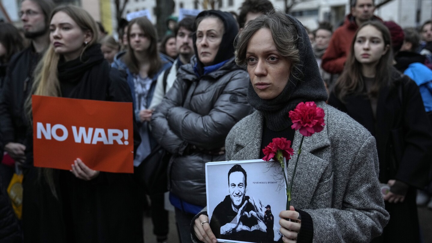 World reacts to Navalny’s death | AP News