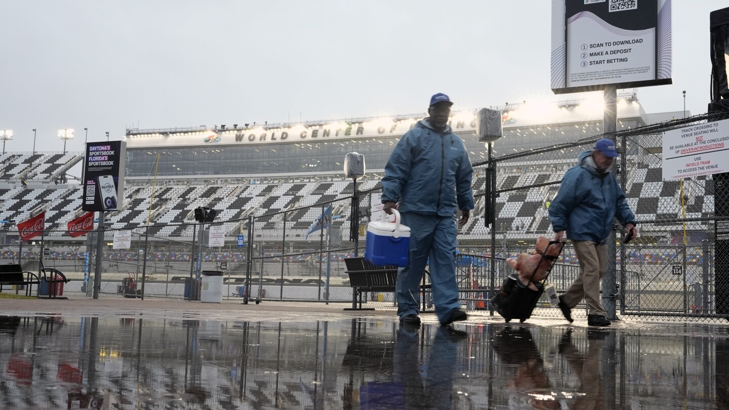 Rain pushes Daytona 500 to Monday in first outright postponement since 2012