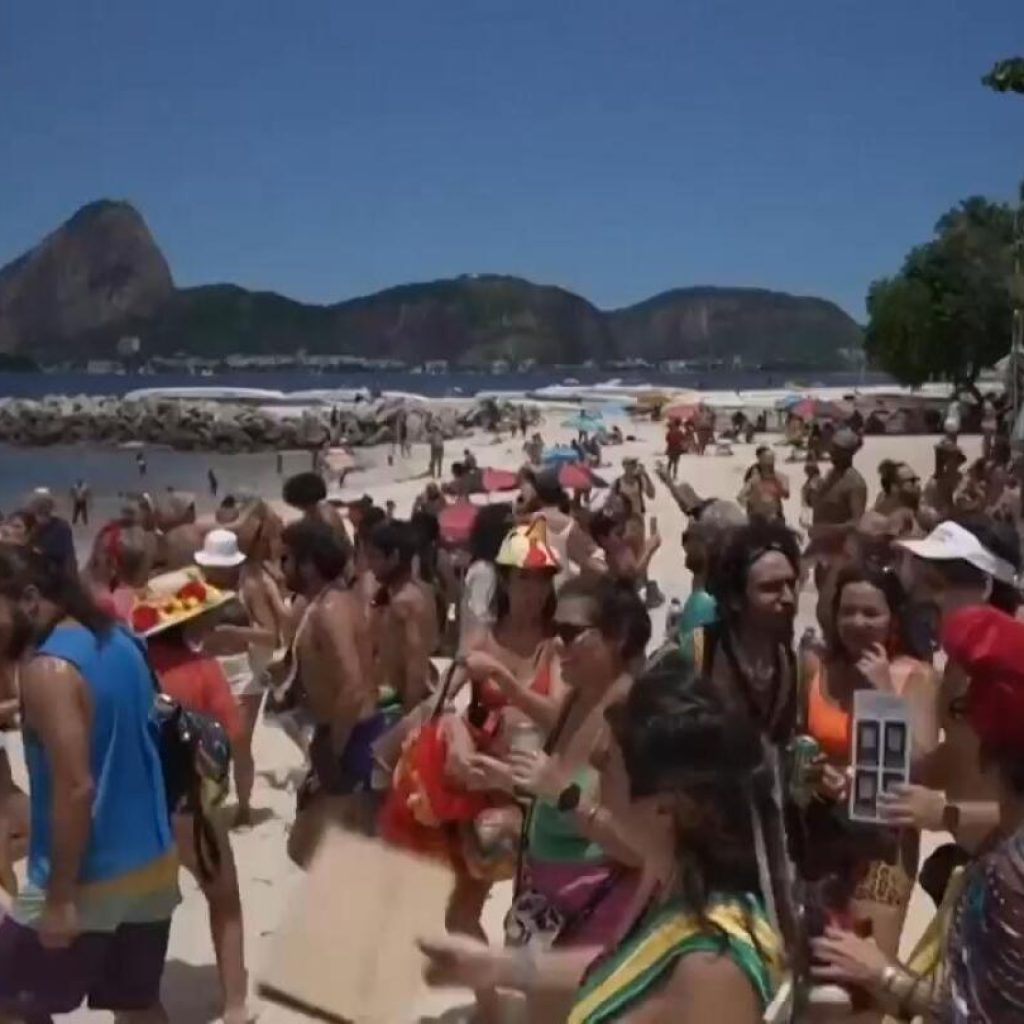 Revelers bring back costume diving in Rio carnival | AP News