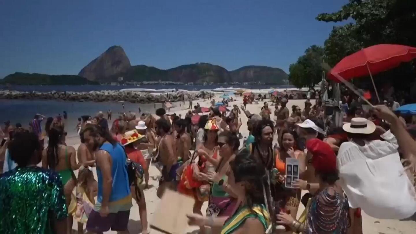 Revelers bring back costume diving in Rio carnival | AP News