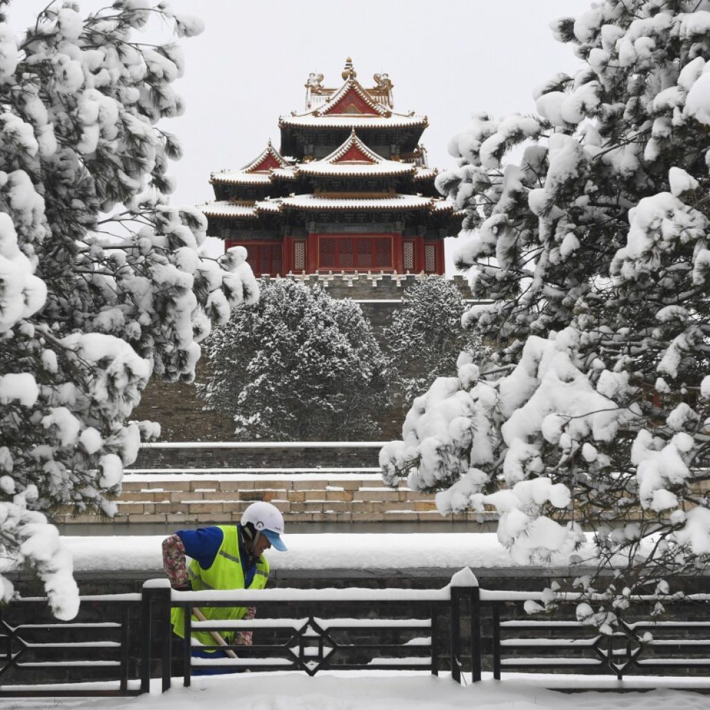 Heavy snow hits north and central China, disrupting traffic and canceling classes