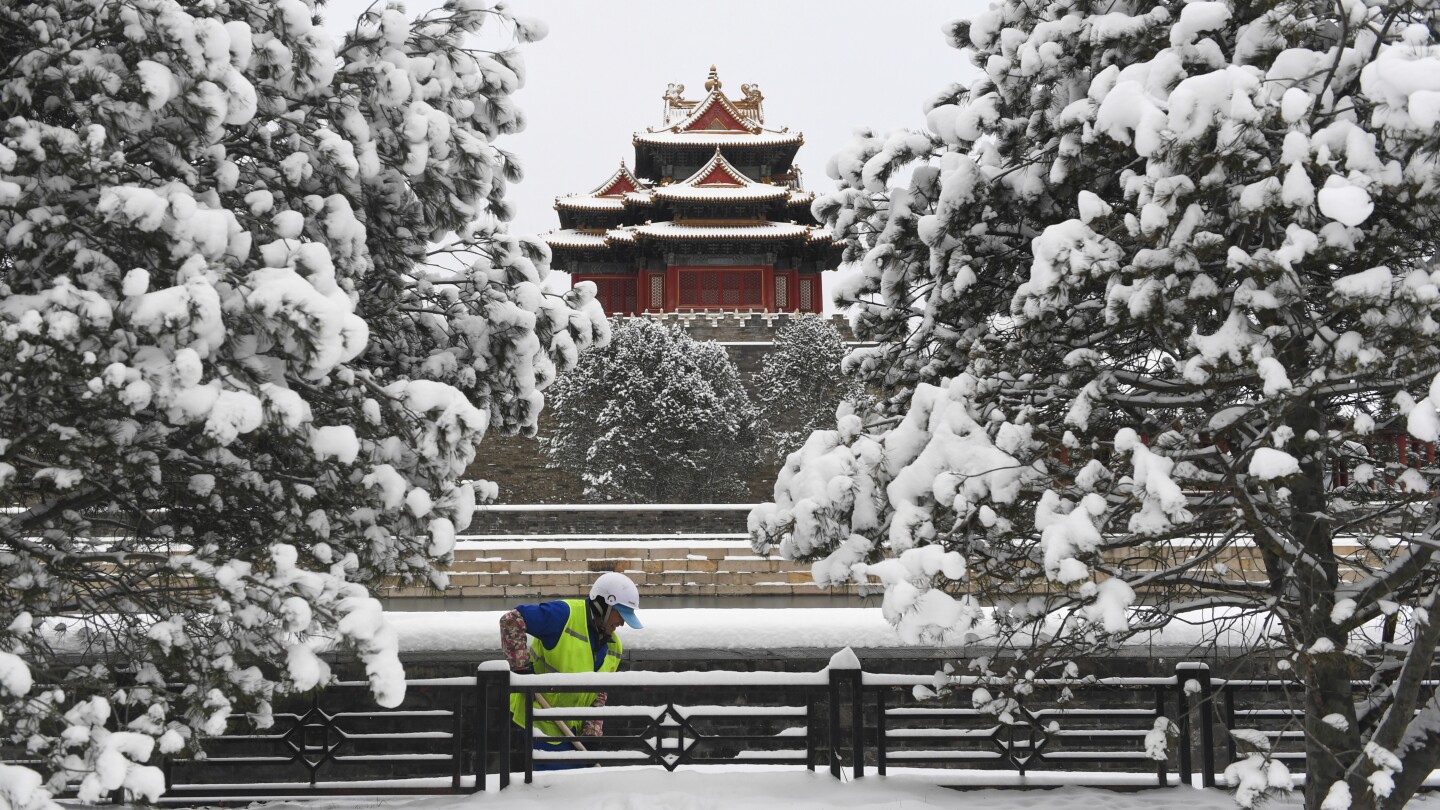 Heavy snow hits north and central China, disrupting traffic and canceling classes