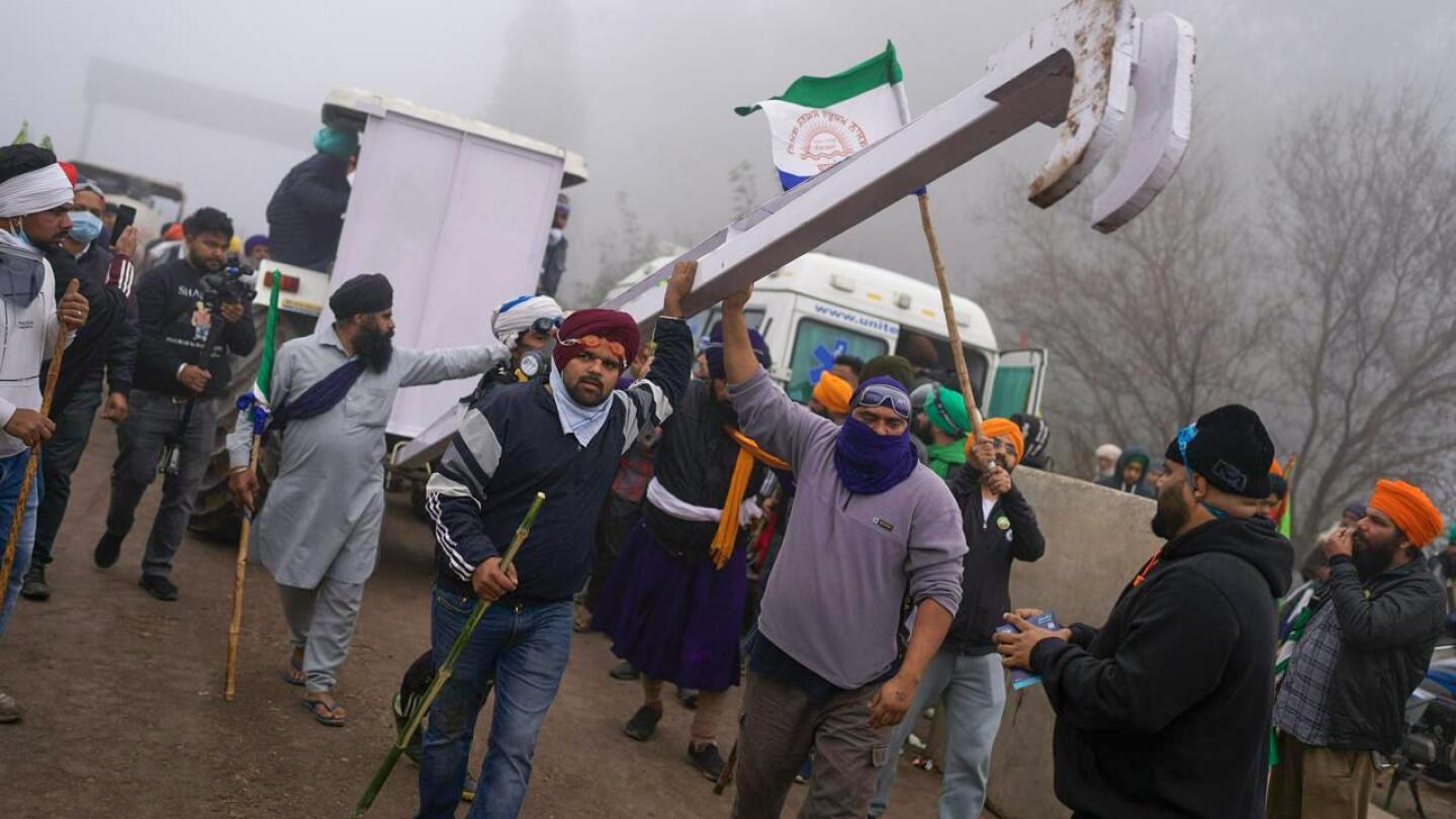 Police use tear gas against Indian farmers marching to New Delhi to demand guaranteed crop prices | AP News