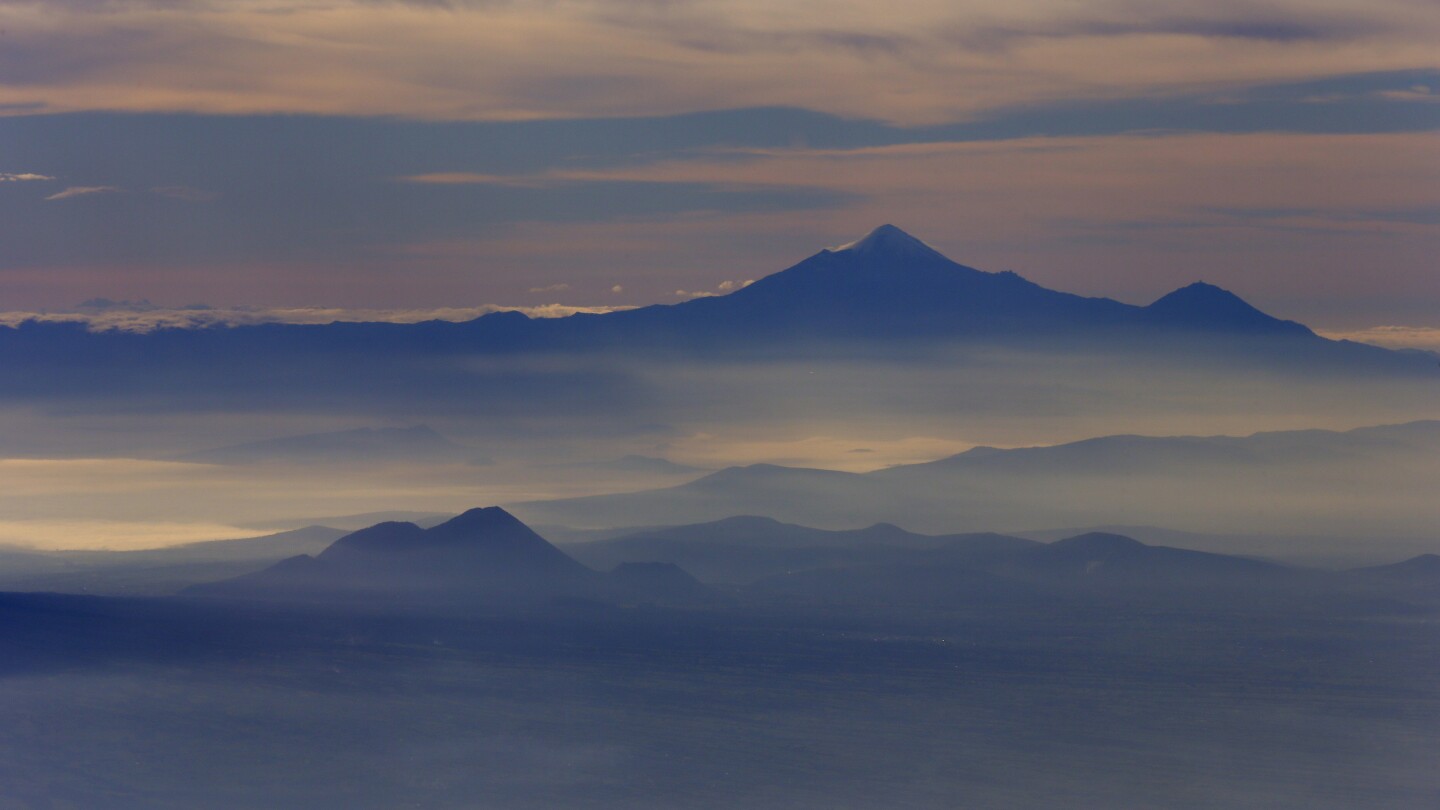 2 people are dead and 1 is missing in climbing accident on Mexico’s highest peak